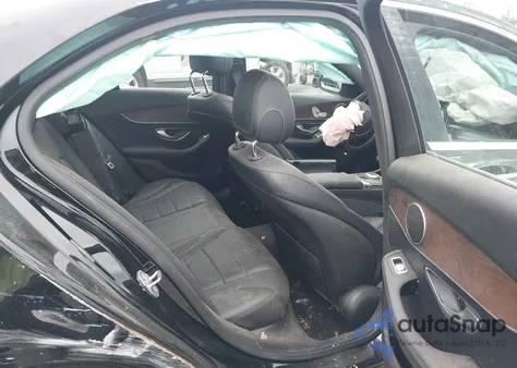 2018 Mercedes-Benz C 300 4Matic z USA, uszkodzony, nr VIN 55SWF4KB8JU257360